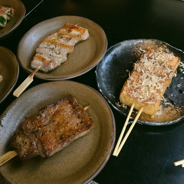 (左上)厚切白金豚肉串,(右上)厚揚-豆腐,(下)厚切牛舌