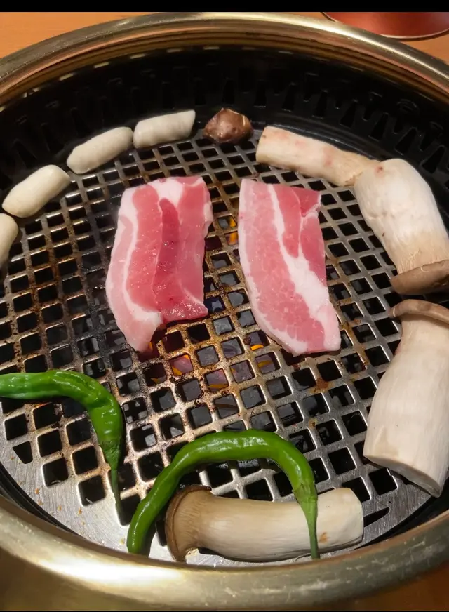 其實油花唔錯,但好少食咁薄既五花肉片,冇左正宗韓燒既痛快感覺