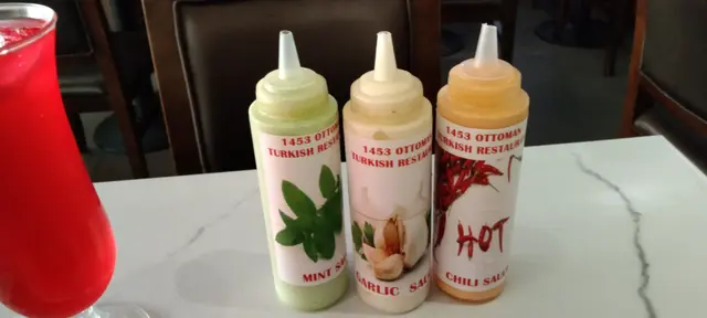 我真的很喜歡他們的醬汁,有辣紅醬,綠薄荷醬,白蒜醬,色彩鮮豔,味道鮮美。他們是非常注重細節的標記,帶有英文和中文解釋,甚至圖片。你很容易理解。