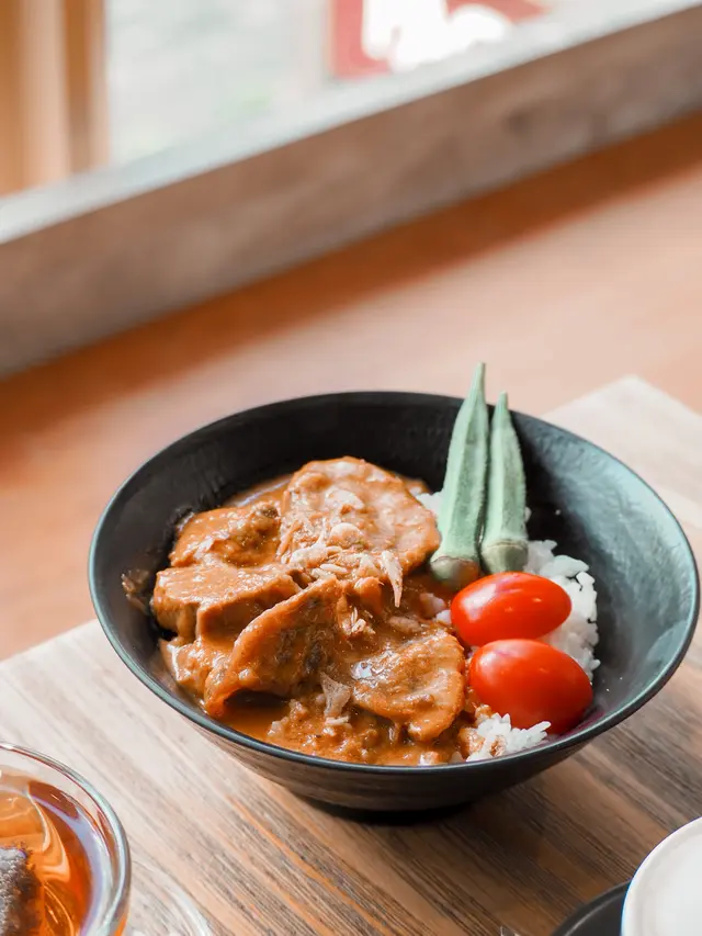 豬排分量超大 成隻手掌咁大 肉量幾多而且juicy 醬汁偏甜 豬排亦都醃得幾入味