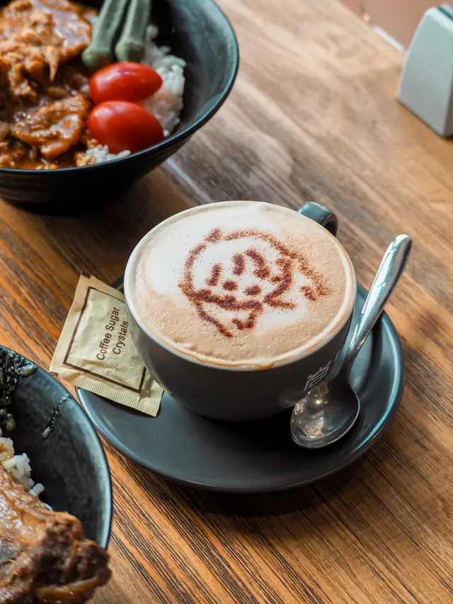 印尼式嘅咖啡 香味濃郁 仲有個小女孩拉花 好有心思 如果跟餐叫仲有半價
