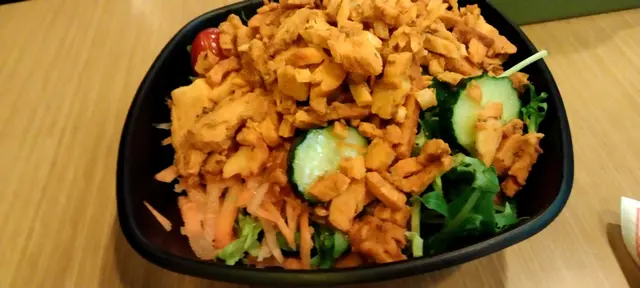 燒雞Tikka salad沙律set,雞肉豐盛,又有沙律菜紫椰菜一蕃茄紅甘荀絲青瓜加上不同紅白綠醬汁,非常balance, good taste！
相比許多甚至大餐店也是菜多多肉小小
有些連汁都冇