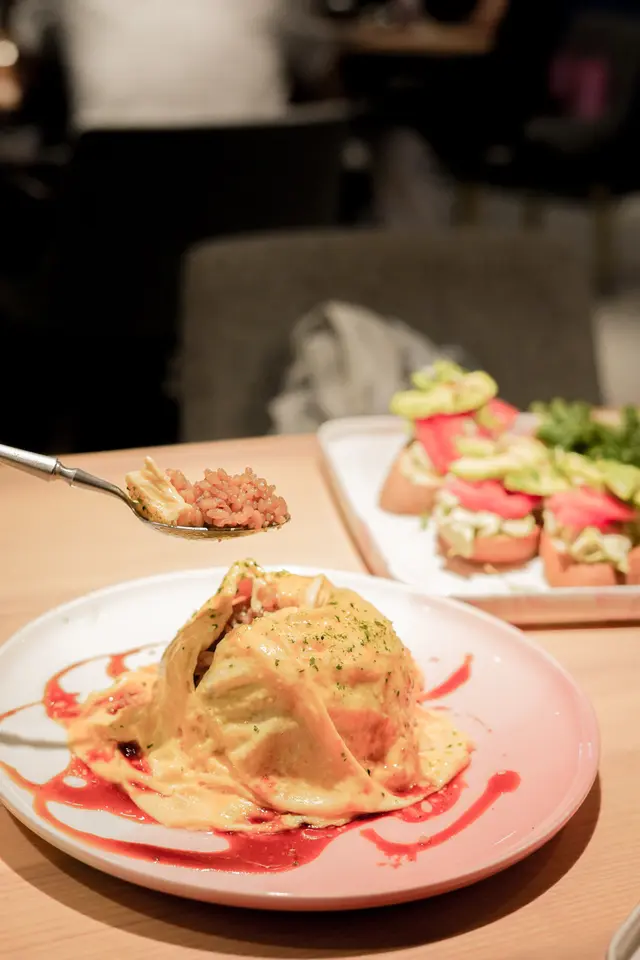 招牌旋風蛋包飯和風牛肉照燒汁