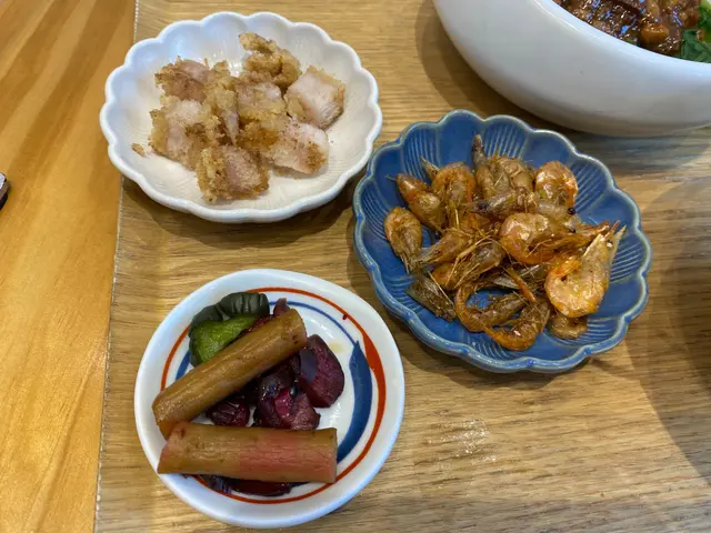 前菜(椒鹽燒肉粒,椒鹽爆溪蝦,漬物拼盤)