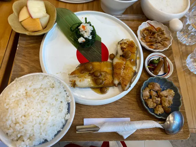 破布子煎封比目魚配蟹肉菠菜圈