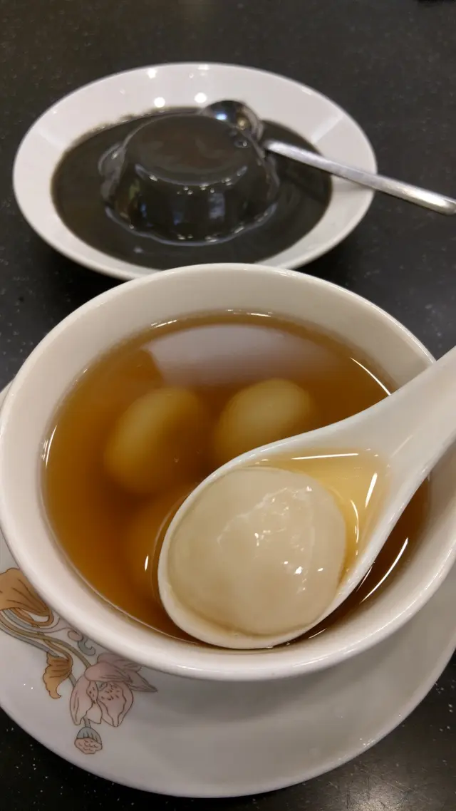 咬開煙韌軟糯的自家製湯圓