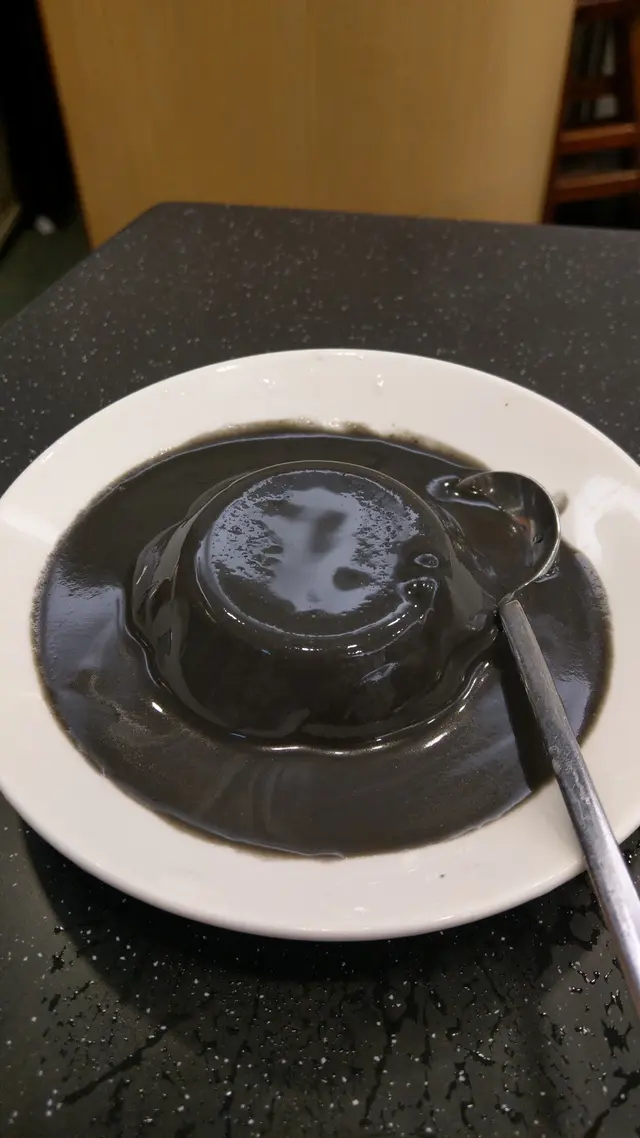 除了軟滑細膩的黑芝麻布甸本身之外,還伴有香滑的黑芝麻糊