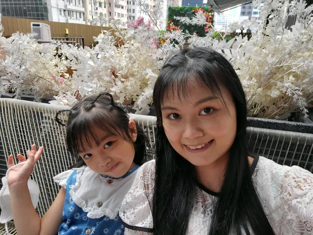 普通一張凳後面擺滿花已經可以影下相，當下度假