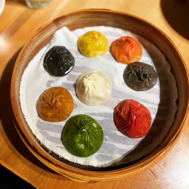 皇朝必食招牌菜,未至於好驚艷但都幾過癮,七隻色分別係:川味、黑松露、鵝肝、蒜味、蟹粉、糟溜絲瓜、芝士味