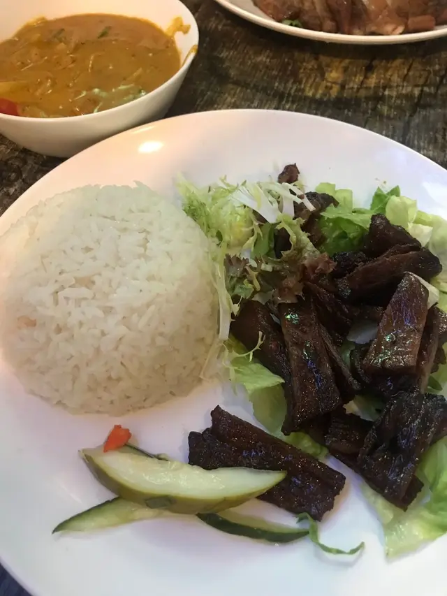 咖哩豬頸肉飯
