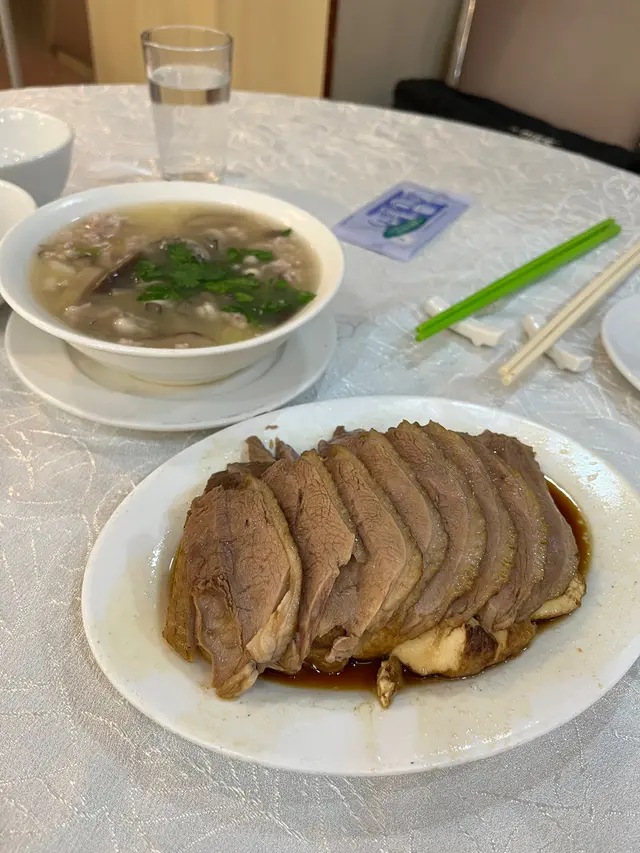 潮州粥份量兩個人啱啱好,  例牌鵝片下面嘅滷水豆腐非常之