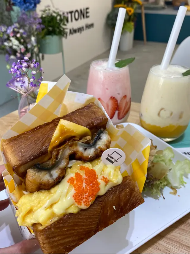 鰻魚滑蛋吐司