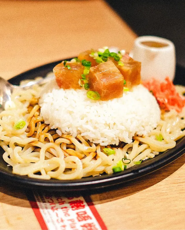 道 頓 堀 名 物 ! 牛 筋 炒 麵 飯