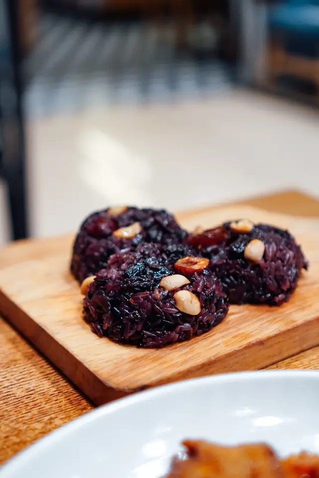 桂花糖配八寶黑糯米