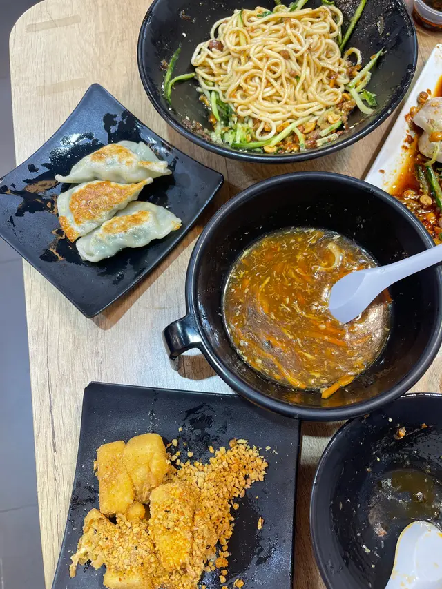 撈麵,椒鹽脆豆腐,煎韭菜豬肉餃