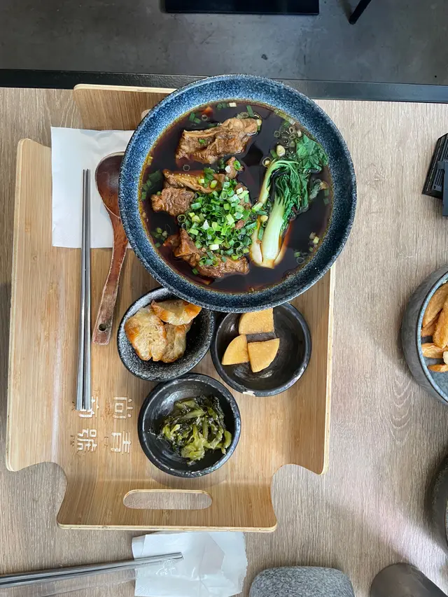湯底清而香  牛味重  係飲完都唔會口渴既湯底  牛肋條唔會硬  麵底略嫌少左d  男士們可能要叫多個小食先飽