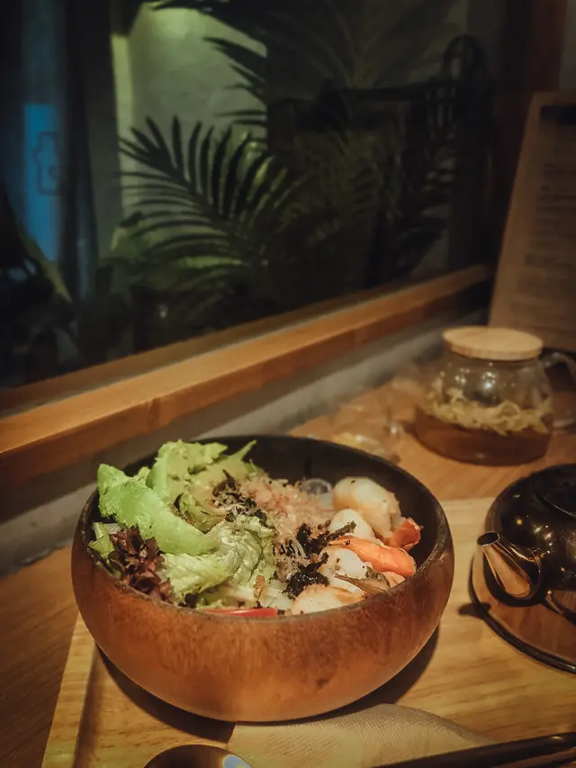 龍蝦湯配牛油果大蝦稻庭烏冬