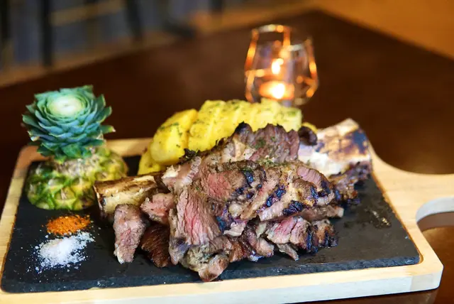 牛仔骨切好咗一片片啲肉好淋身好嫩滑,牛肉本身已經係好夠味,附上少少調味粉同埋鹽,覺得唔夠味先再加,個菠蘿好甜好Juice😋