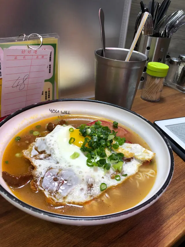 沙爹牛肉麵,配紅腸煎蛋