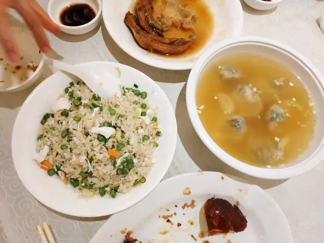 蛋白菜粒炒飯同餃子