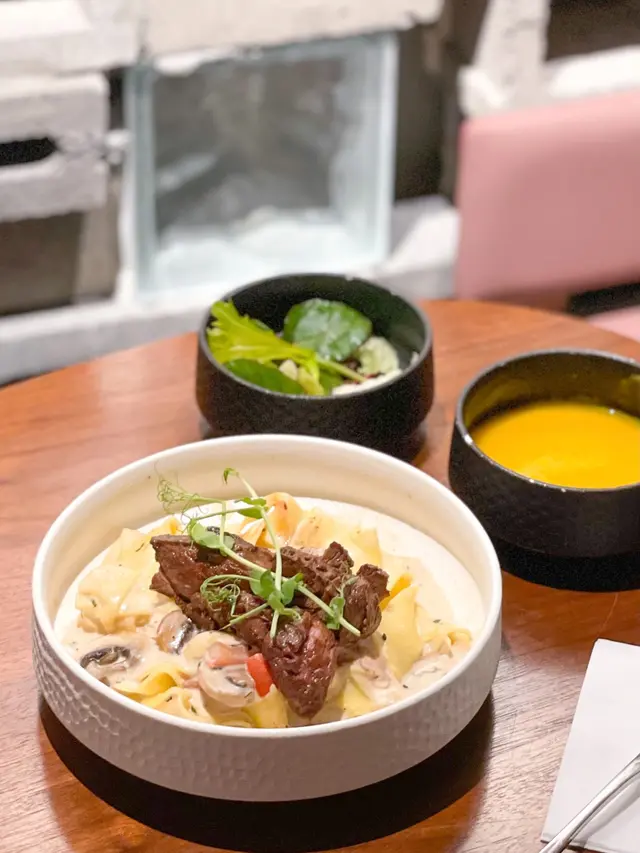 俄羅斯烤牛柳闊條麵