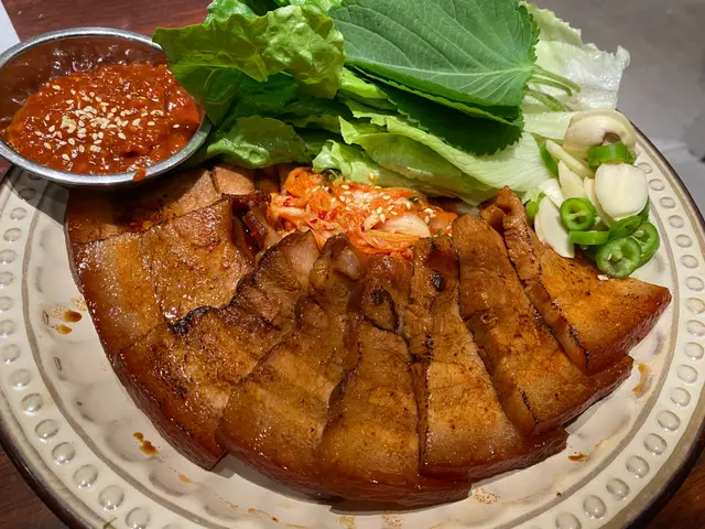 燒醬油黑毛豬白切肉配大醬生菜