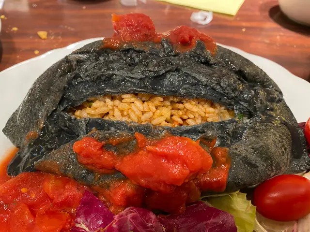黑色海鮮蛋包飯