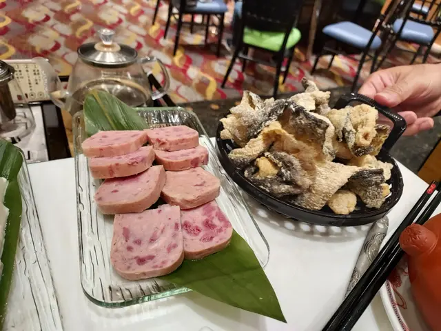 午餐肉, 炸魚皮