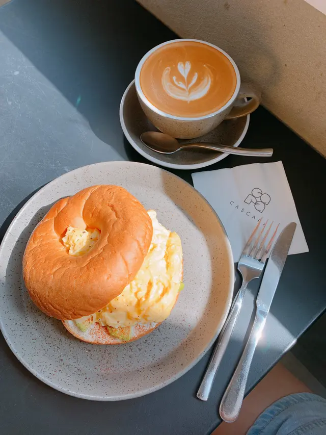 牛油果炒蛋bagel  