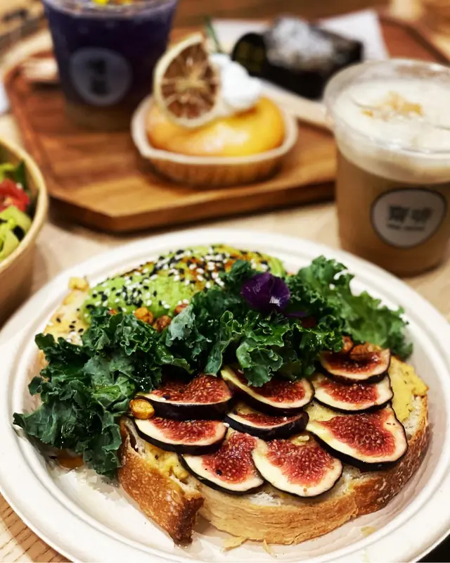 牛油果及無花果 • 鷹咀豆醬酸種麵包