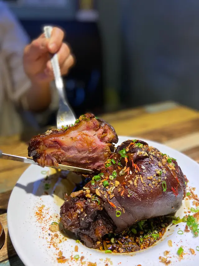 慢煮滷水原隻大豬手