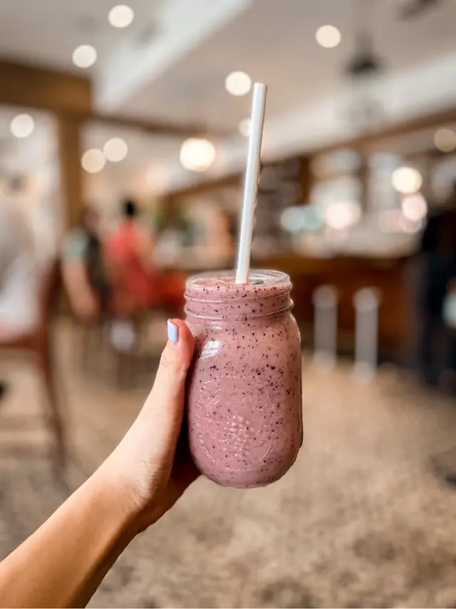 食材包括芒果 香蕉 藍莓 奇亞籽 蜜糖同希臘乳酪 一個水果味較重同健康個配搭 因為加左乳酪 所以帶點酸味 幾清新