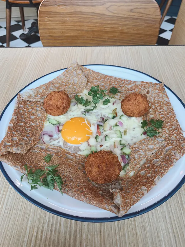 植物肉丸芝士溫泉蛋薄餅