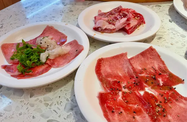 薄切上等牛舌芯+ 薄切上等牛舌芯  配  蔥花/洋蔥+牛肋肉角