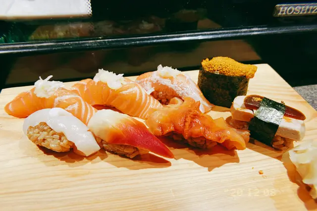 我哋叫左我最愛嘅赤貝壽司，再加埋其他普通嘅三文魚同北寄貝壽司。 師傅話個壽司飯係加左赤醋先至有呢個顏色。