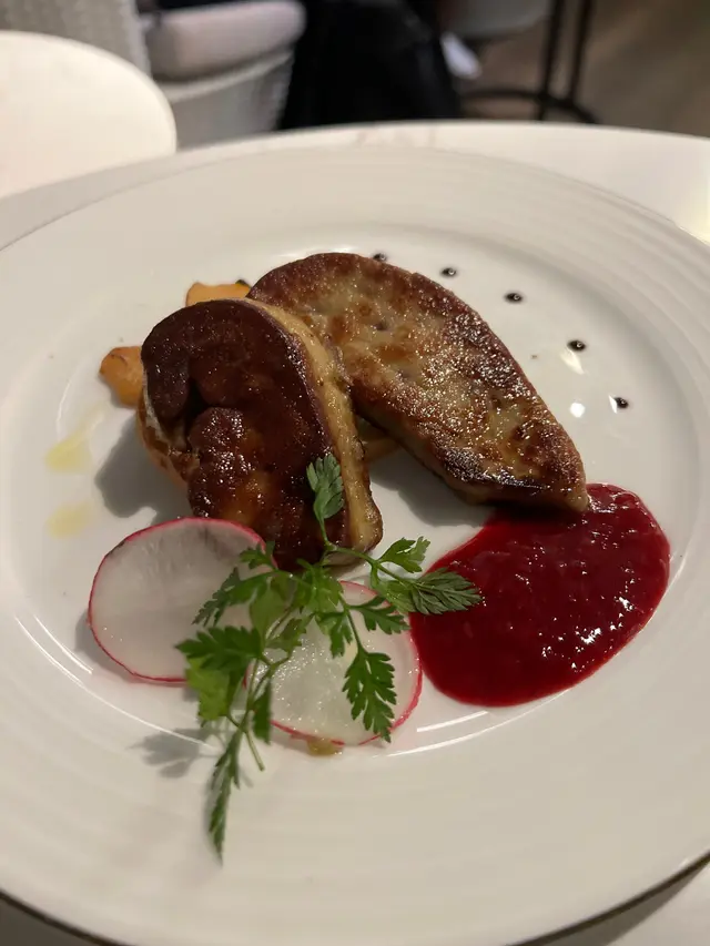 鵝肝上癮者驗證👍🏻口感細膩，配搭烤面包及蘋果，層次豐富，蘋果既甜味配搭一流