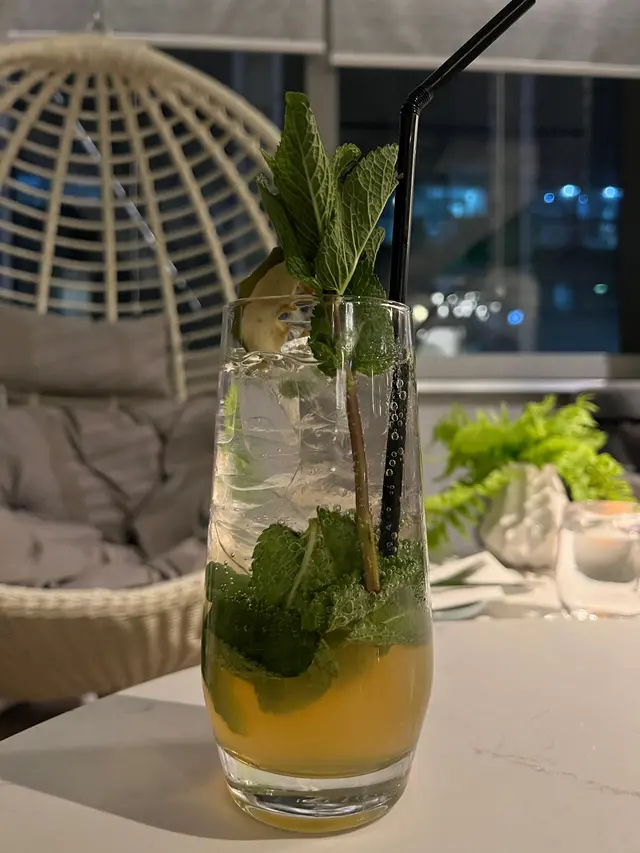 隨機揀一杯特色Mocktails，外表清爽型，飲落好重蘋果味好Fresh，淡淡薄荷味更是提升左成杯野既口味
