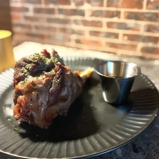 慢煮紅酒香草羊後膝12oz