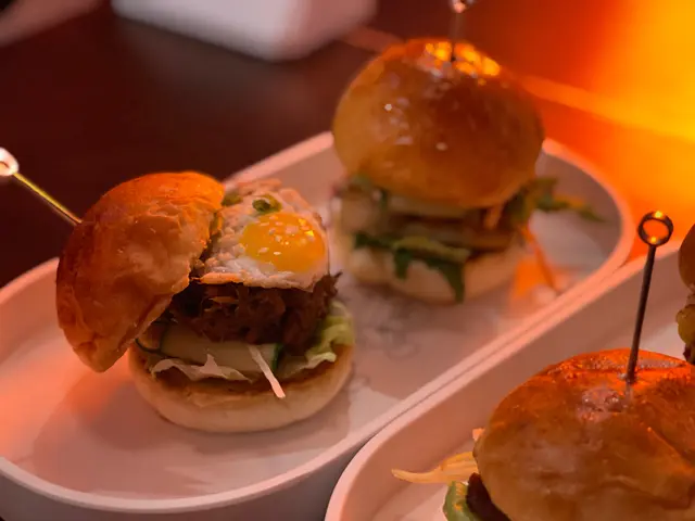 彷如將北京烤鴨濃縮到漢堡中