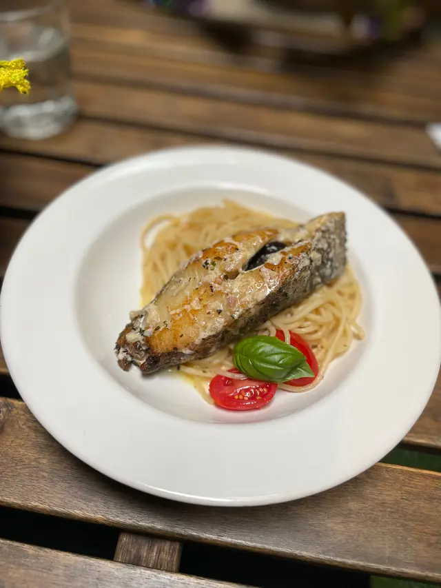 香煎比目魚配檸檬牛油汁伴意粉