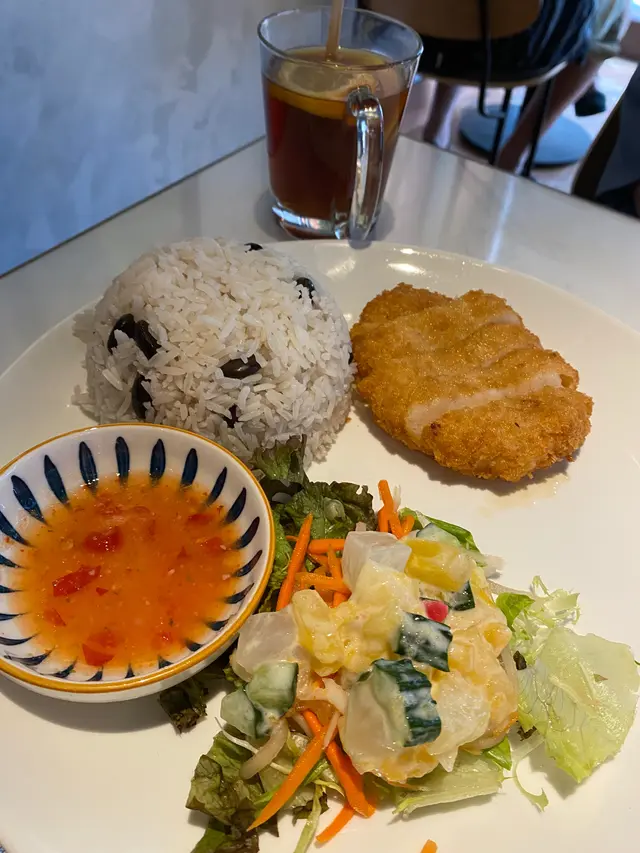 炸蝦餅配黑豆飯