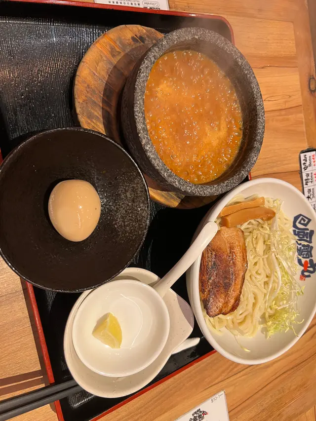 湯底辣得黎魚介味濃，辣度十分有七分，湯底剛好夠一碗面，豚肉夠大而且鬆軟，但食到最後有點油膩