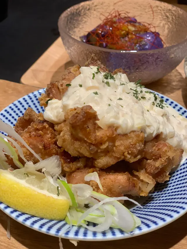 首先一定要說非常普通,不知是否當日太多人,拌碟是即切材料,雞肉口感似吃蛋糕,很淡的鮮味,夾雜着沒有層次的鹹味,外表不脆,沒有汁但也不乾,本來是一星,但因為醬汁非常好,調味平衡野味,生洋蔥亦有浸水處理,沒有過多的清草味和苦澀味,提升醬汁的清新感覺,配飯很好吃