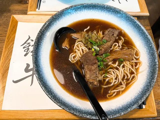 🔸牛筋炆得幾淋又夠膠質
🔸牛肉嫩滑
🔸湯底有淡淡藥材味，而且湯底濃郁不易口渴
🔸牛肉只有4舊，份量略小
🔸麵質彈牙