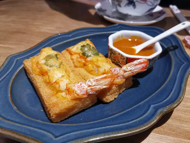 蝦多士配龍蝦汁