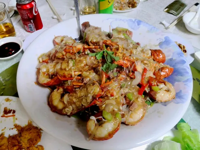 柱皇醬汁焗龍蝦炸麵底
椒鹽瀨尿蝦  麻香大蝦
薑蔥鮑魚煲  酥炸生蠔
蒜蓉粉絲蒸元貝  西蘭花炒鏡貝
大班兩味 炒球 炆骨
鹽油水菜心
自來海鮮加工