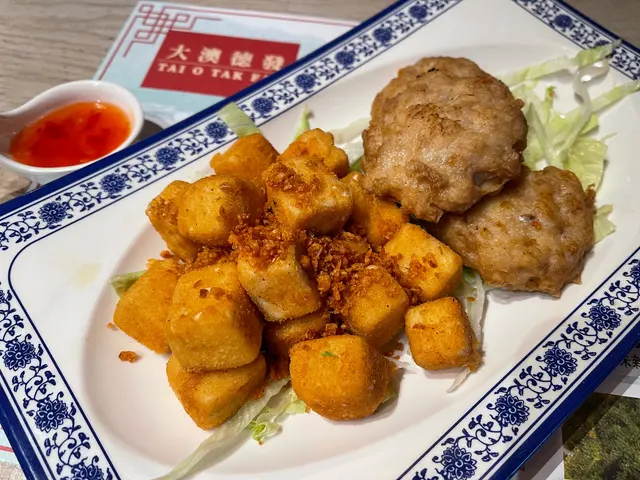 金磚豆腐拼花枝餅
