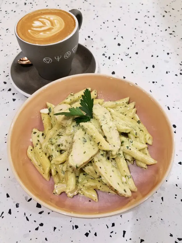 青醬雞肉忌廉長通粉 $97 & 鮮奶咖啡 (熱, 大) $43