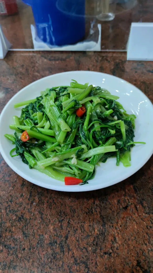 味道比一般大排檔較淡口，但我個人很喜歡，通菜好爽口，不會有油膩感