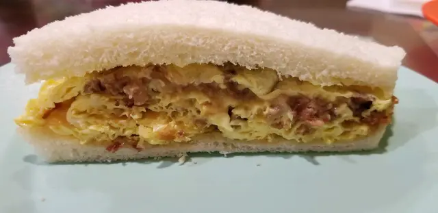 雞蛋咸牛肉三文治